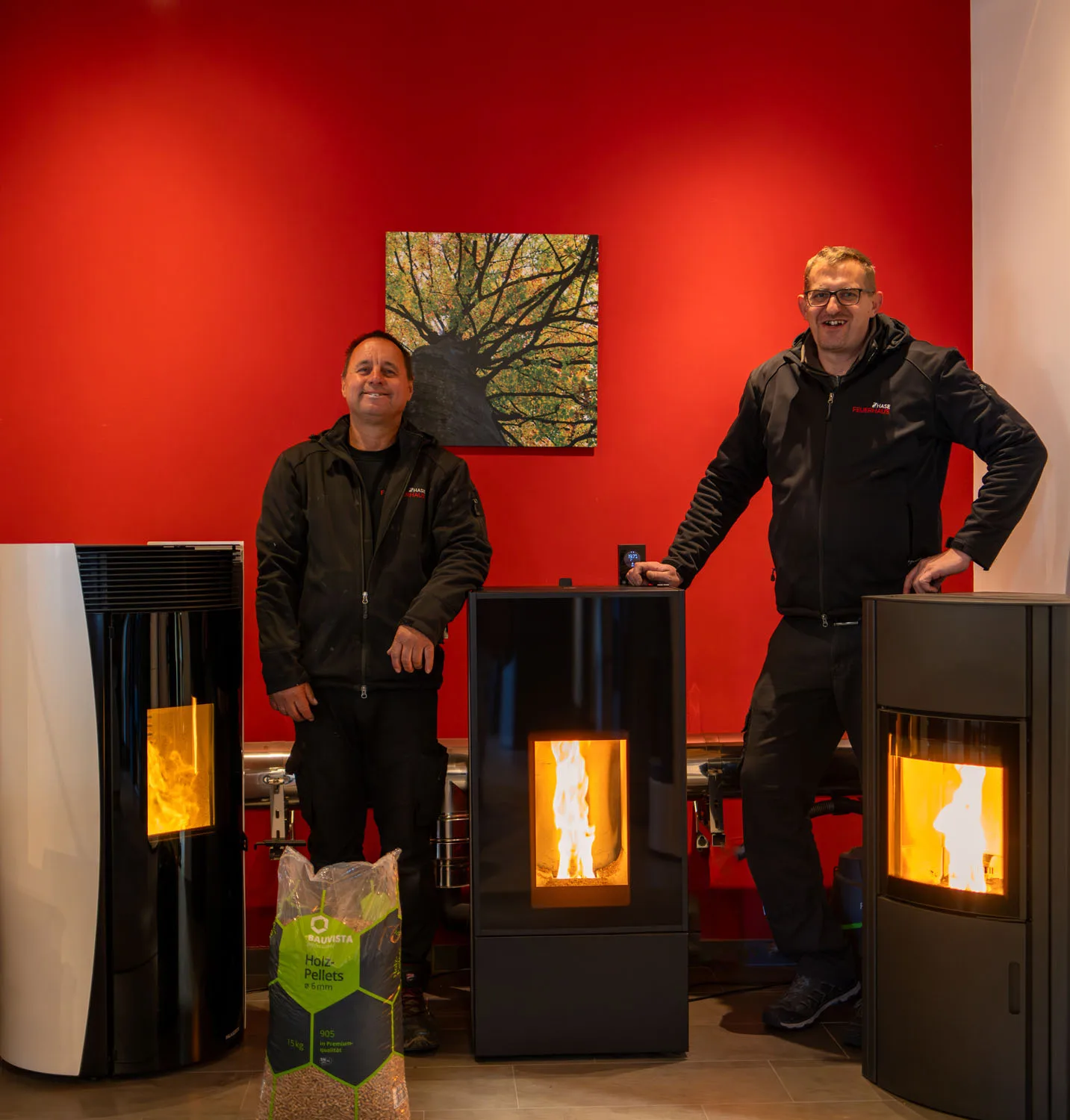 Pelletöfen auf Hochtour 2 Mitarbeiter neben 3 Pelletöfen auf Hochtour