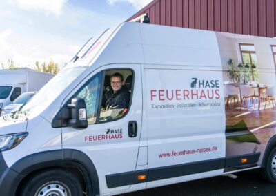 Kaminofen Montagefahrzeug fährt los