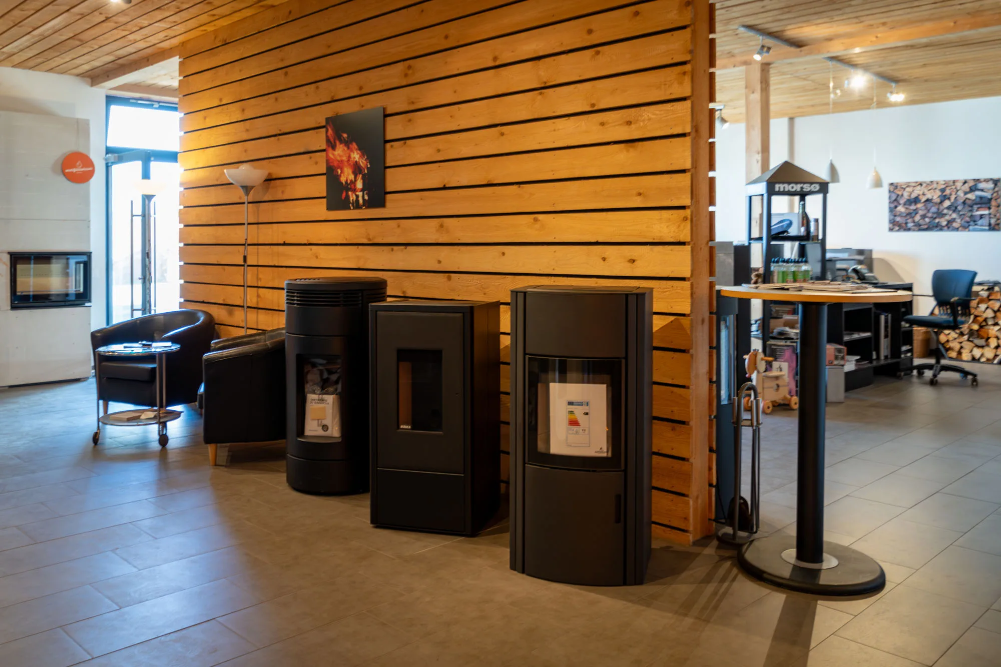 Showroom 1 Blick Showroom 2 Blick von Showroom 1 in Showroom 2