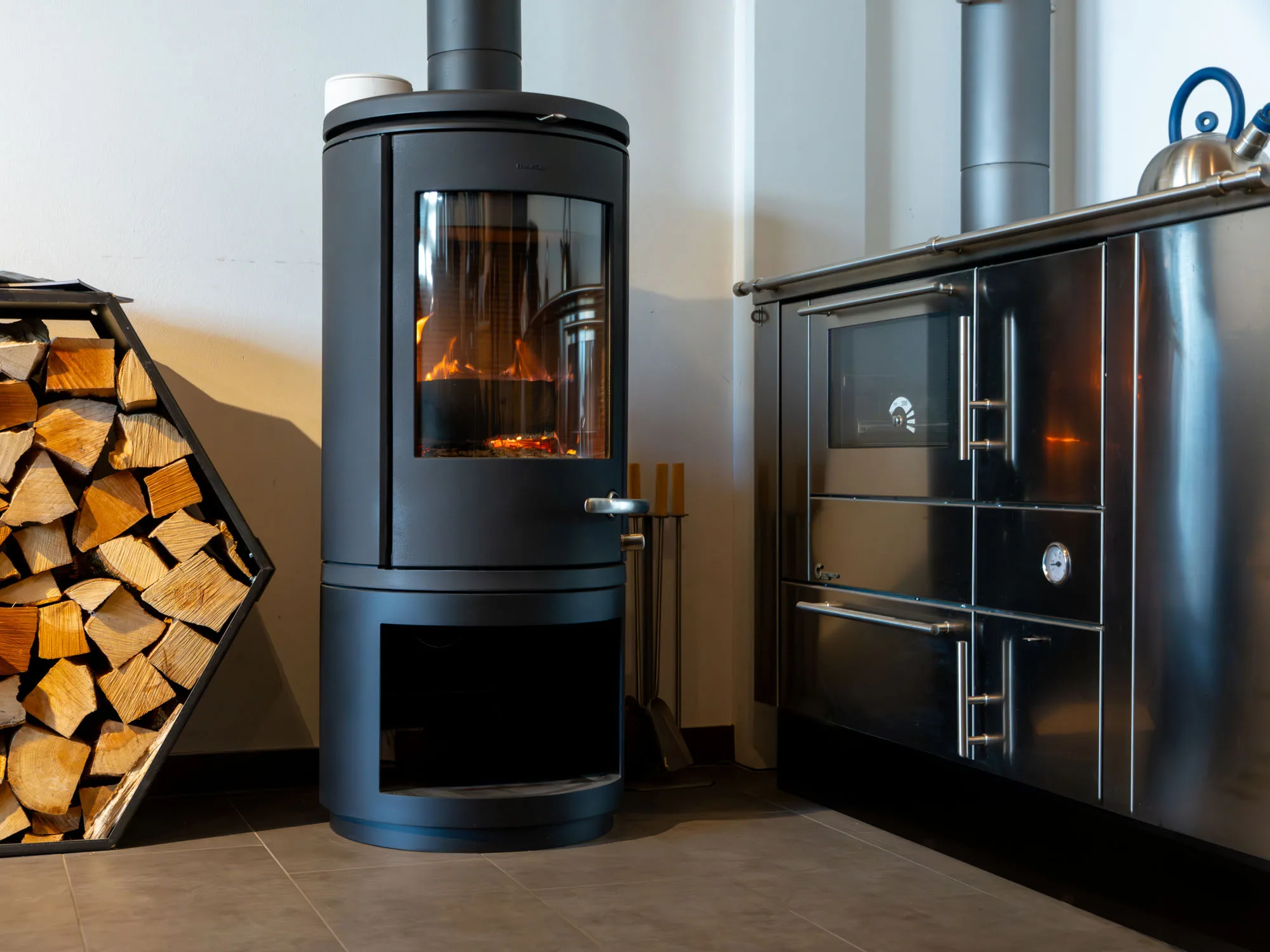 Greithwald Heizherd Greithwald Heizherd mit Kaminholz links