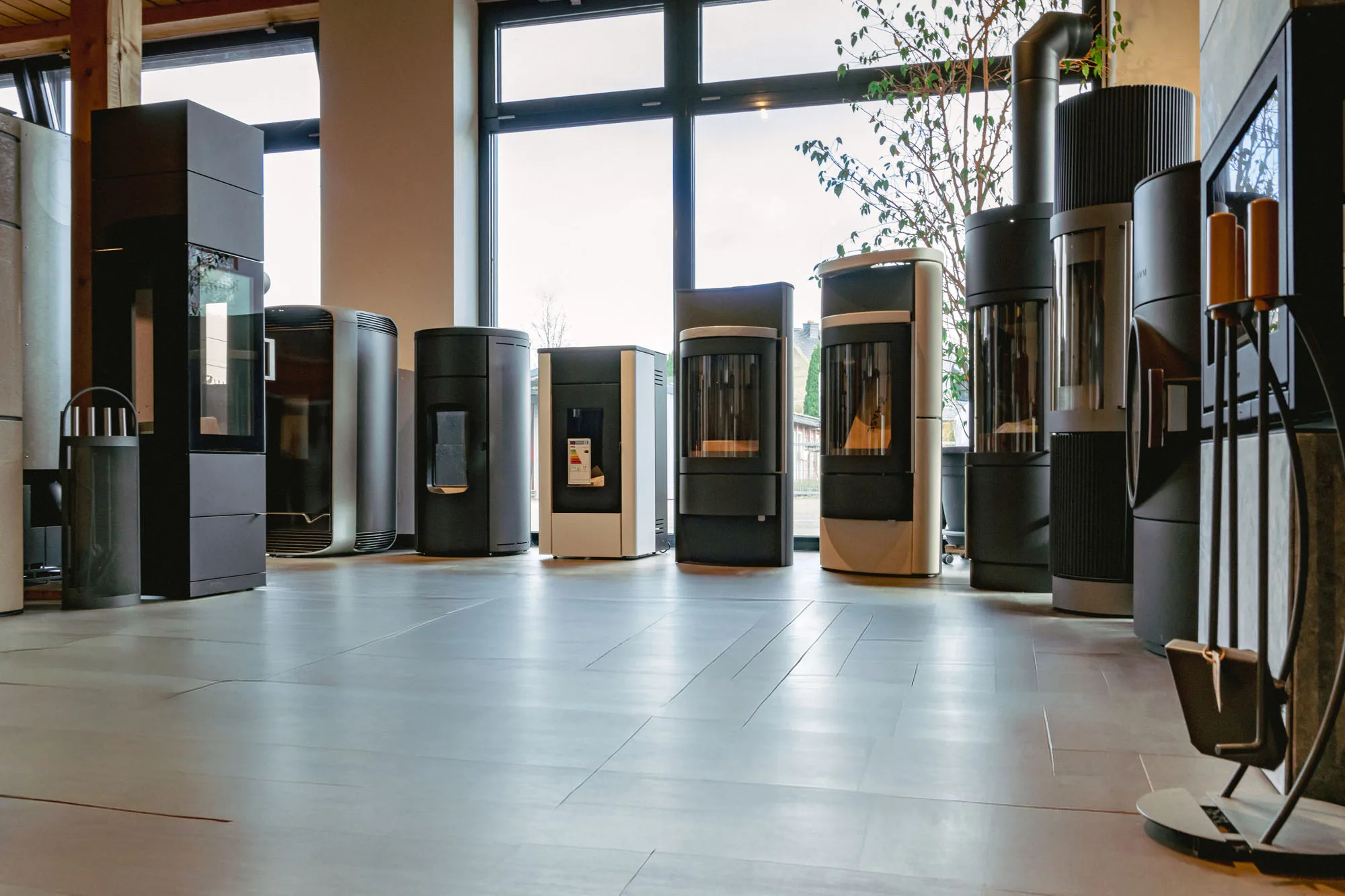 Showroom 2 Showroom 2, Kaminofen Ausstellung Osburg, mit brennenden Kaminöfen