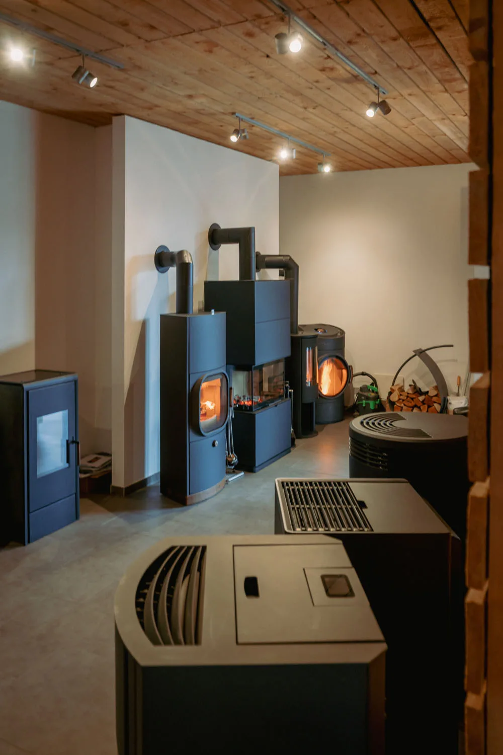 Showroom Kaminofen Ausstellung Osburg Showroom 1, Kaminofen Ausstellung Osburg, mit brennenden Kaminöfen
